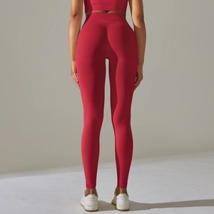 Détail du legging de yoga rouge sans couture à taille haute montrant l'effet galbant