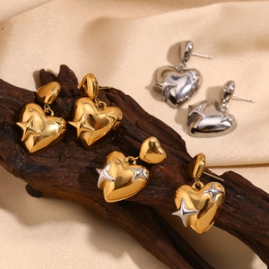 Pendientes de corazón en acero inoxidable bañado en oro 18K con detalle de estrella plata