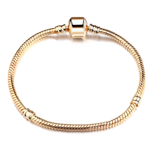 Detail eines 3mm goldenen Schlangenarmbands mit Zylinderverschluss auf weißem Grund