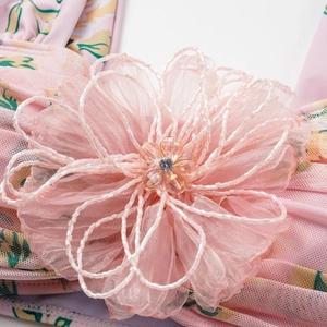 Top bikini rosa con fiore 3D di cristallo e dolce stampa floreale per la spiaggia
