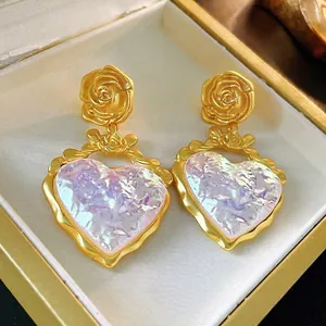 Boucles d'oreilles vintage rose dorée et cœur avec résine violette irisée en boîte