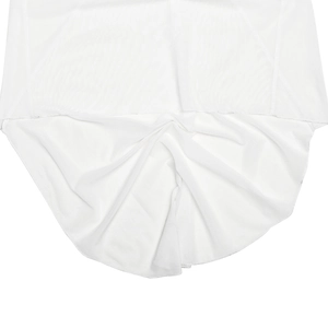 Gros plan sur la texture du tissu en maille blanche et drapé doux d'une robe longue