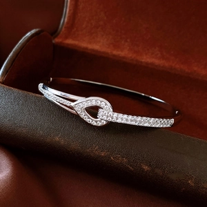 Détail du bracelet argenté avec pavé de zircons sur un écrin en cuir de luxe