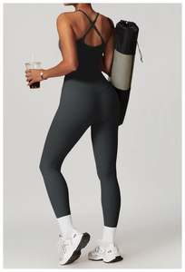 Dettaglio dei leggings yoga a vita alta e reggiseno sportivo in grigio antracite