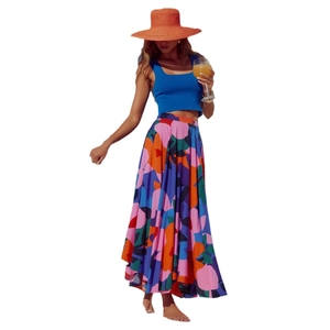 Completo donna con top in maglia blu e gonna lunga boho a fiori con cappello di paglia