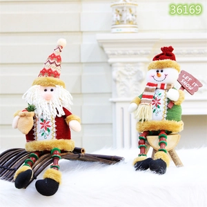 Set di bambole natalizie in peluche con Babbo Natale e pupazzo di neve su tappeto bianco