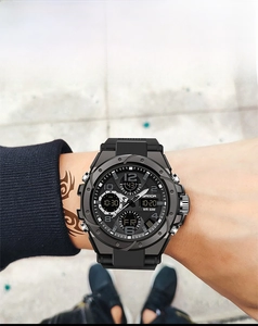 Orologio sportivo digitale SANDA al polso con doppio display e cinturino in silicone