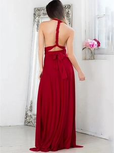 Detalle de vestido largo rojo sin espalda con tirantes halter y lazo decorativo en cintura