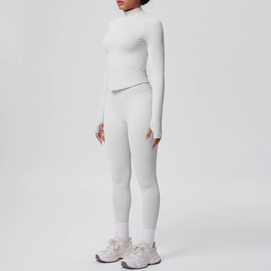 Dettaglio completo yoga bianco con giacca a collo alto e leggings a vita alta
