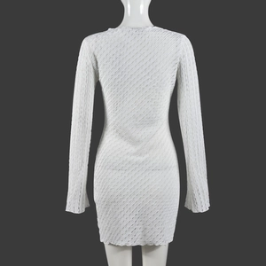 Gros plan sur la robe mini blanche en maille à manches longues avec texture ajourée