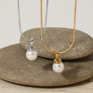 Eleganti collane con ciondolo di perle oro e argento su pietre in stile minimal