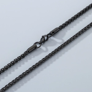 Nahaufnahme einer schwarzen Titanstahl-Weizenkette mit Karabinerverschluss-Detail