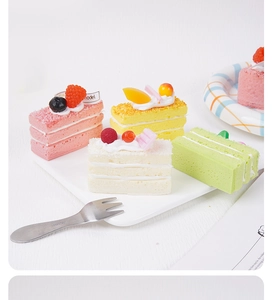 Vue détaillée de tranches de gâteaux mousse réalistes avec fruits et crème décorative