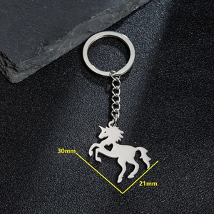 Porte-clés licorne argenté ajouré avec motif de cœur et dimensions du produit