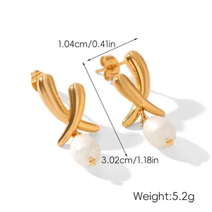 Détail montrant les dimensions de boucles d'oreilles en acier doré avec perles blanches