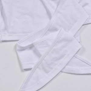 Détail de maille blanche avec lacets et finitions de couture de haute qualité