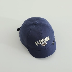 Detail der weißen FLORIDA 1845 Stickerei auf der dunkelblauen Kinder-Baseballkappe