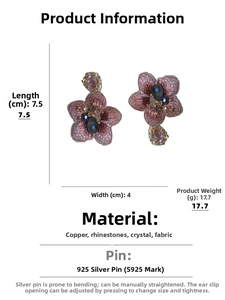 Vue macro des boucles d'oreilles fleurs en cristal avec tiges en argent S925