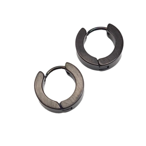 Paire de boucles d'oreilles créoles noires mates en acier inoxydable vue de dessus
