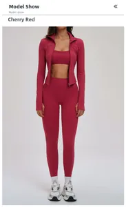 Vue détaillée de l'ensemble de sport trois pièces rouge cerise avec veste et legging