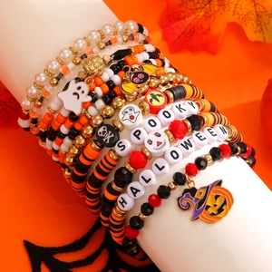 Set de pulseras de cuentas para Halloween con dijes de calabaza, fantasma y letras Spooky