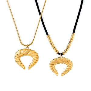 Retro 18k vergulde ketting met spiraalvormige hoorn hanger en slangenketting set