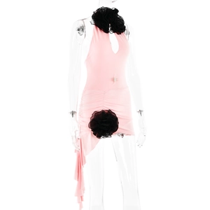 Nahaufnahme eines rosa Neckholder-Kleids mit schwarzen 3D-Blumen und seitlicher Raffung
