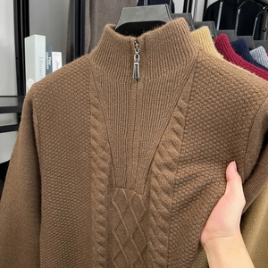 Detail von Herren-Zopfstrickpullover mit Halbreißverschluss, Stehkragen und Textur
