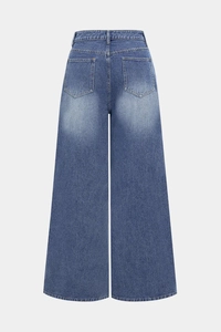 Détail du jean taille haute à jambe large avec poches arrière et texture denim délavé