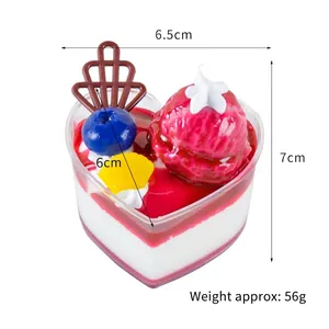 Calamita da frigo a forma di cupcake a cuore con glassa rossa e decorazione a bacca
