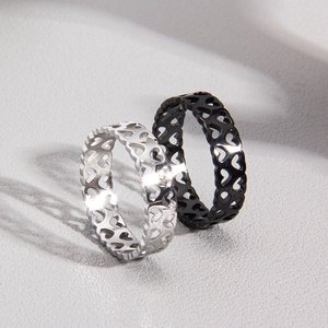 Bagues cœur évidé assorties en argent et noir mat en acier pour couples ou amis