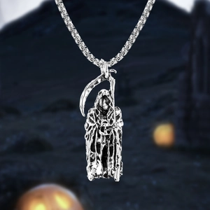 Gros plan du pendentif faucheuse avec faux et détails de chaîne en argent