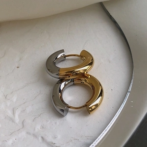 Minimalist chunky C-shape mixed metal hoop earrings in polished gold and silver finish