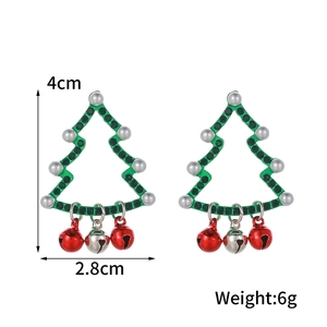 Dettaglio orecchini a forma di albero di Natale con misure 4cm x 2,8cm e peso 6g