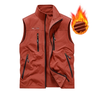 Outdoor-Weste für Herren in Rotbraun mit Fleecefutter, Mehrfachtaschen und Stehkragen
