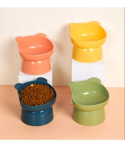Vue détaillée des bols surélevés colorés en forme d'oreilles de chat avec croquettes