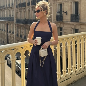 Dettaglio di elegante abito lungo blu navy a schiena scoperta con tessuto fluido