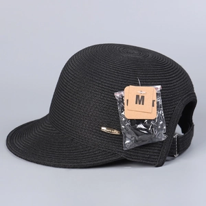 Visiera in paglia nera stile giapponese con placca dorata e silhouette elegante da baseball cap