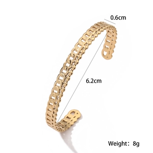 Dettaglio del bracciale a fascia in acciaio placcato oro 18K con maglia cubana a C