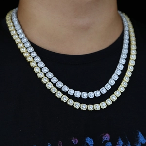 Nahaufnahme von goldener und silberner 8mm Tennis-Ketten mit Zirkonia-Steinen am Hals