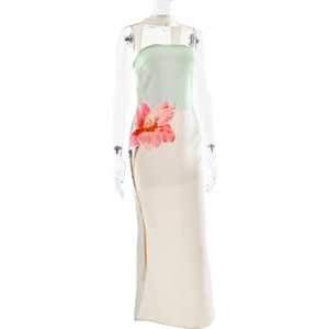 Détail d'une robe longue en satin menthe et crème avec un imprimé fleur rouge à la taille