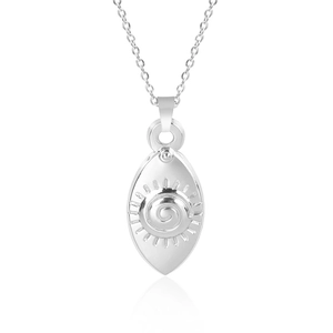 Detailaufnahme des silbernen Ovalanhängers mit Spiral-Gravur an einer Edelstahlkette