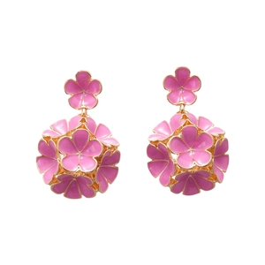 Boucles d'oreilles fleurs en émail rose avec détails dorés et design complexe de grappes