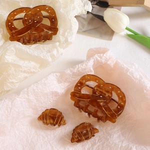 Lot de pinces à cheveux en acétate ambré aux formes de bretzel et de croissant