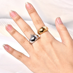 Minimalistische dicke Dome-Ringe in Gold und Silber poliert auf den Fingern