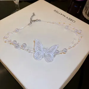 Collier élégant avec papillon en organza blanc, perles multicouches et fermoir argent