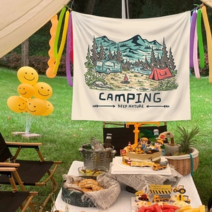 Détail d'une tapisserie murale de camping avec motifs de montagne pour décor extérieur