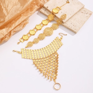 Detail von goldenen nahöstlichen Armbändern und Handkettchen im Vintage-Ethnografie-Stil