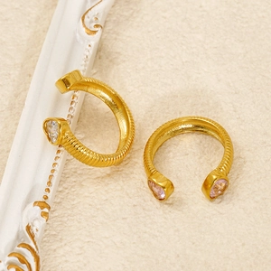 Vergoldeter Ring mit herzförmigen Zirkonia in Rosa und Klar mit gerippter Texturoberfläche