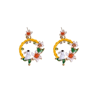 Boucles d'oreilles vintage avec lapin blanc, fleur en émail jaune et cristaux verts